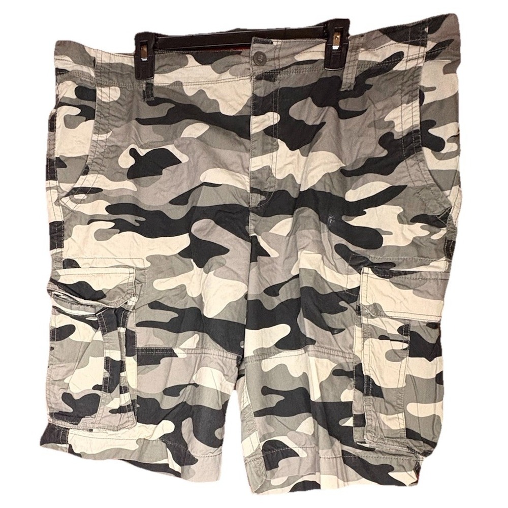 Magellan Men's Gray Camo Cargo Sz 42 Shorts, EUC, CB94